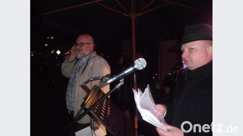 Wirt Gerald Wickl (links) führt die Tardition des Kirwaaus- und -eingrabens fort. Bild: exb