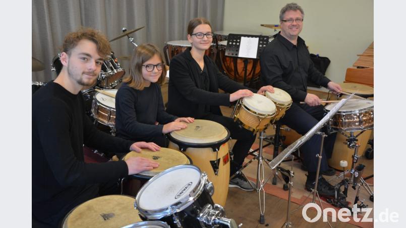 Beim Schlagzeug-Konzert liefern (von links) Leon und Nele Neudert, Ramona Stingl und Musiklehrer Klaus Rosner ein 75-minütiges Schlagzeug-Feuerwerk. Bild: jr