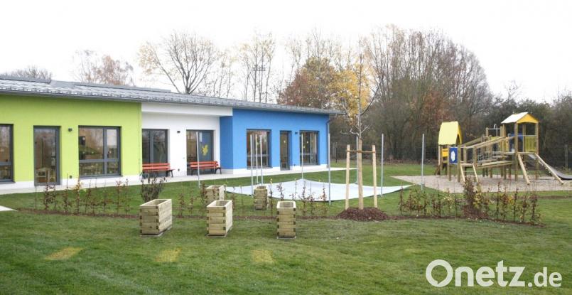 Blick auf den Spielplatz: 2000 Quadratmeter groß sind die Außenanlagen des Johanniter-Kinderhauses an der Schwimmbadstraße. Bild: Hirsch