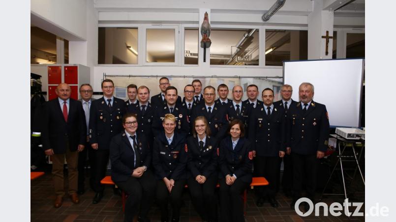 Aktive der Hahnbacher Feuerwehr erhalten Leistungsabzeichen. Ihnen gratulieren Kreisbrandrat Fredi Weiß sowie die Kommandanten Günter Berger und Michael Iberer (von rechts) sowie Zweiter Bürgermeister Georg Götz und stellvertretender Landrat Hans Kummert (von links). Bild: egl