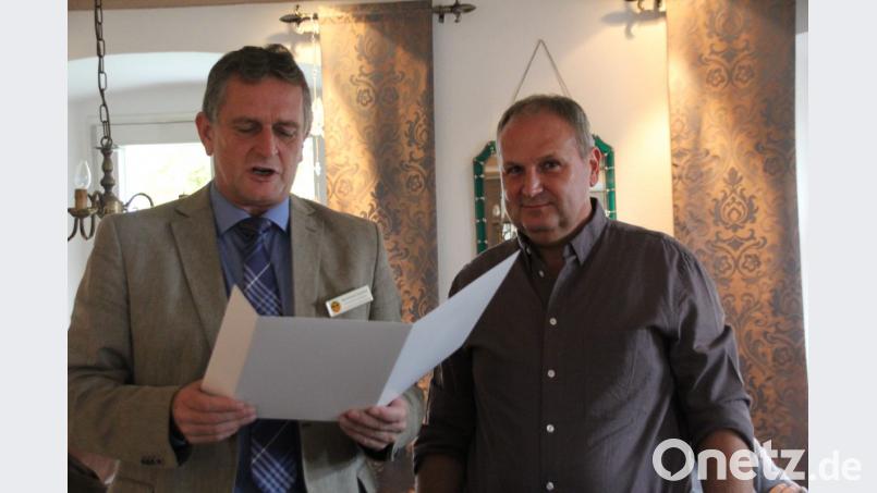 Stabsfeldwebel a. D. Markus Schaubeck (rechts), ist durch den Vorsitzenden des Landesverbandes Süddeutschland, Bernhard Hauber in Anerkennung seiner besonderen Verdienste um den Deutschen Bundeswehrverband mit einer Ehrenurkunde und mit der „Verdienstnadel in Gold“ ausgezeichnet worden. Bild: frd