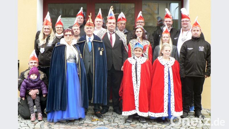 Spannend macht es die IG Faschingszug bis zum Schluss mit den Namen der drei neuen Prinzenpaare. Beim Rathaussturm am 11.11. wird das Geheimnis gelüftet. Kinderprinzenpaar: Elena I. (Sendlbeck) und Alex I. (Albersdorfer), Prinzenpaar: Laura I. (Kellner) und Patrick I. (Gläser), Seniorenprinzenpaar: Irene I. (Zeuke) und Heinz I. (Vogl). Bild: lep