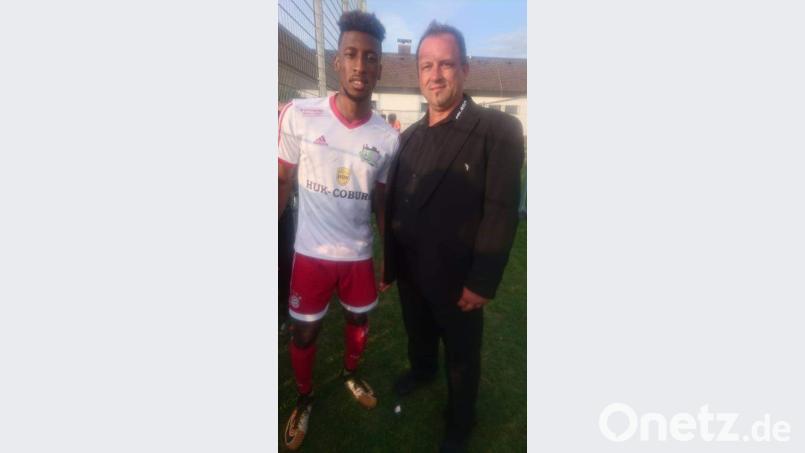 Kingsley Coman (links) und der Wildenauer Fanclub-Chef Marcus Fritsch. Bild: mr