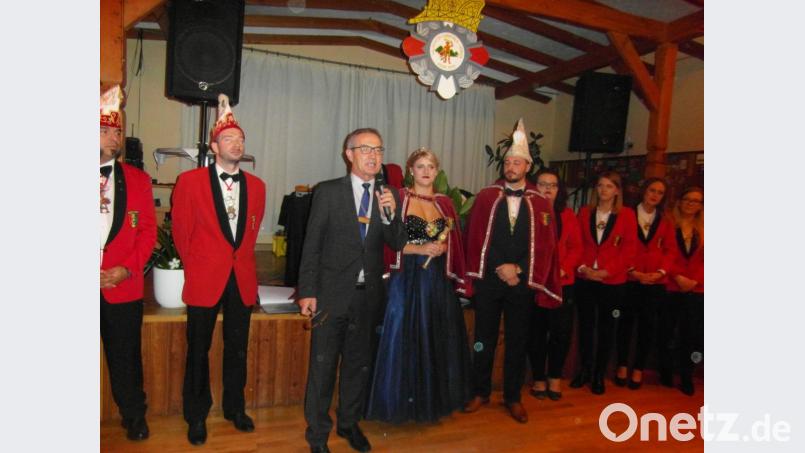 Vor Präsident Klaus Wegmann übergibt Bürgermeister Werner Nickl den Schlüssel für die Stadtkasse an das neue Prinzenpaar Laura I. und Florian II. (von links). Bild: hl