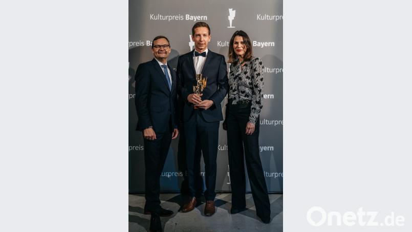 (Quelle: Bayernwerk AG):
Bayerns Wissenschafts- und Kunstministerin Prof. Dr. med. Marion Kiechle und Bayernwerk-Vorstandsvorsitzender Reimund Gotzel zeichnen Stefan Schumann für seine Masterarbeit aus. Bild: exb