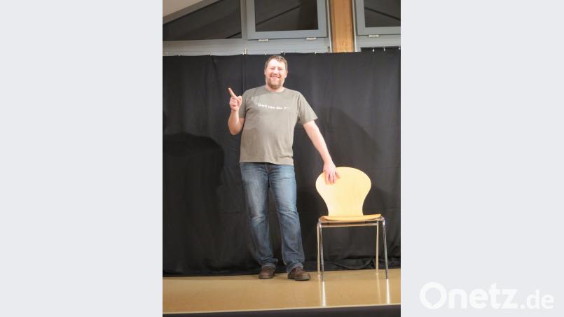 Seine Kinder- und Jugendzeit in Pullenreuth verarbeitet Micha Herold in seinem Programm auf humorvolle Art. Bild: jzk