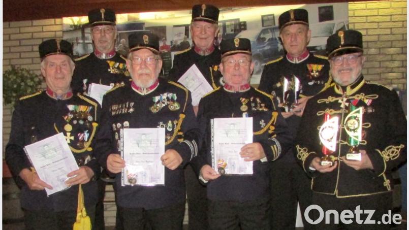 Mitglieder des 1. Österreichische Kriegerkorps Waldsassen bekommen die Gedenkmedaille und Pokale für gute Schießergebnisse. Dabei sind (vorne, von links) Werner Eckstein, Hans-Paul Riedlingen, Heinz Loch und Bruno Salomon sowie (hinten, von links) Alfons Reithmeier, Robert Treml und Gerhard Bötzl. Bild: kdi