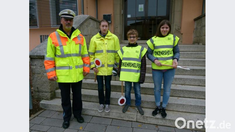 Christian Simon übergibt (von rechts) Johanna Junge, Alexander Nick und Laura Marr das &quot;Handwerkszeug&quot; für ihren Dienst im Straßenverkehr. Bild: rn