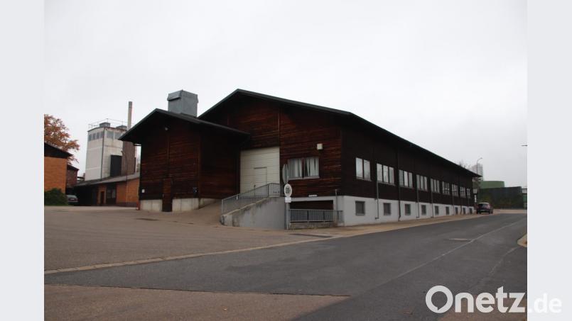 Dieses Gebäude am Wohlfester Weg am Ortsausgang Richtung Amberg will die Photovoltaik-Firma Suntec aufstocken und zu einem Handwerker-Hotel umbauen. Der Bauausschuss des Marktrates konnte sich für das Vorhaben nicht begeistern. Zwei Abstimmungen endeten jeweils 4:4. Bild: Thomas Dobler