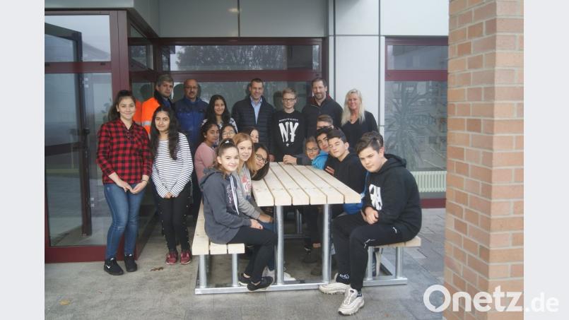 Einige Schüler machen es sich schon einmal auf der selbst gebauten Sitzgruppe bequem. Bild: exb