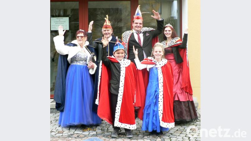 Beim Fotoshooting grüßen die Prinzenpaare ihre Narren. Bild: lep