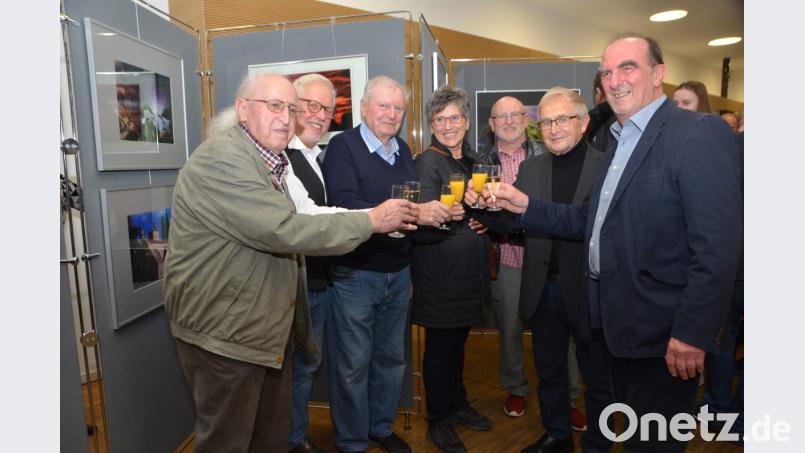 Rudolf Balk aus Böhmischbruck (links) ist mit 87 Jahren ältestes aktives Mitglied im Fotoclub Vohenstrauß, den Hans Gmeiner (rechts) als Vorsitzender und Gründungsvater Christian Höllerer (Zweiter von links) als Stellvertreter leiten. In den Räumen der Sparkasse werden einzigartige Werke der digitalen Fotografie präsentiert. Bild: dob