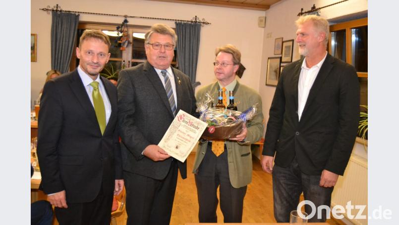 Günther Magerl (Zweiter von links) führte 18 Jahre als Erster und sechs Jahre als Zweiter Vorsitzender den Heimatring. Dafür wurde er von Jens Meyer, Norbert Uschald und Heiner Vierling (von links) geehrt. Bild: hcz