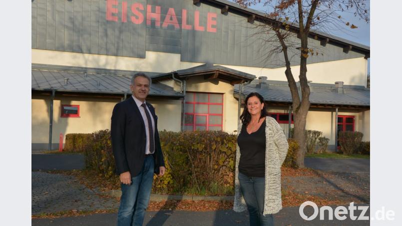 Bürgermeister Roland Grillmeier und „Eishallenmanagerin“ Astrid Häring von der Stadtverwaltung machen Werbung für die Veranstaltungen in der Mitterteicher Eissporthalle. Bild: jr