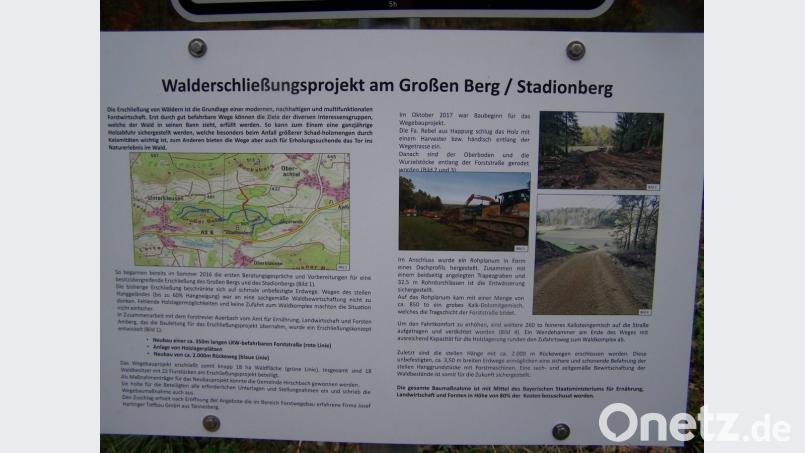 Diese Infotafel erläutert die Maßnahme am Beginn des neuen Forstweges Bild: rrd