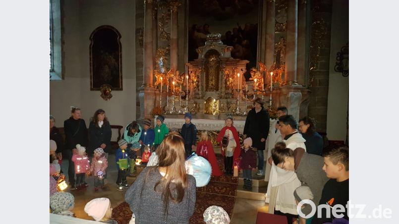 Pfarrvikar Joseph Meenpuzhackal verfolgt bei der Martinsfeier der Eltern-Kind-Gruppen das Spiel der Kinder. Bild: jzk