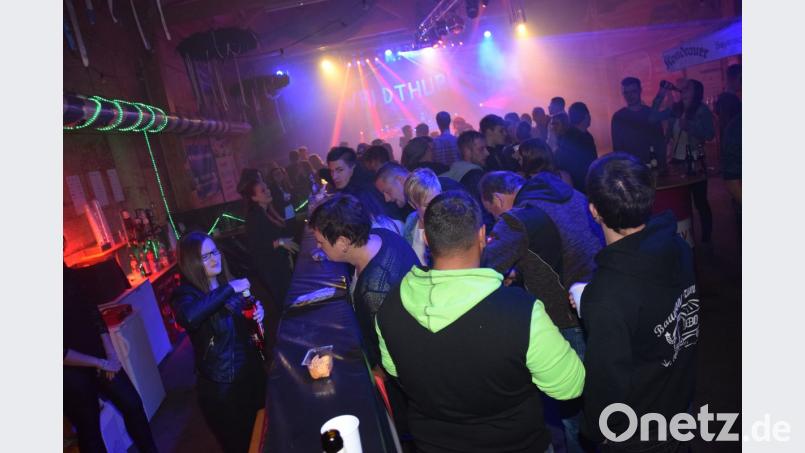 Das Barpersonal hatte einiges zu tun. Die Organisatoren waren geringer Besucherzahl zufrieden. Bild: fla