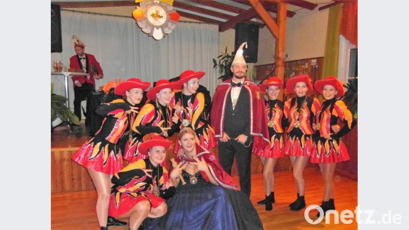 Das Prinzenpaar im Kreise der Prinzengarde. Bild: hl