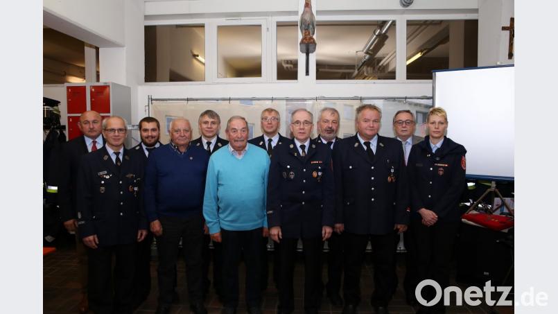 Die Feuerwehr Hahnbach ehrt Mitglieder für 40, 60 und 70 Jahre Vereinstreue. Bild: egl