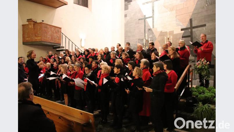 Der Gospel-Part: Die Chöre „The Paulaner Singers of Glory“ aus Amberg, „Heavenbound“ aus Schwandorf und „Voices of Joy“ aus Sulzbach-Rosenberg in Aktion. Bild: cog