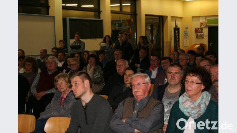 Viele Besucher zeugen vom Interesse der Bürger am Stadtgeschehen in Waldershof. Bild: fpoz