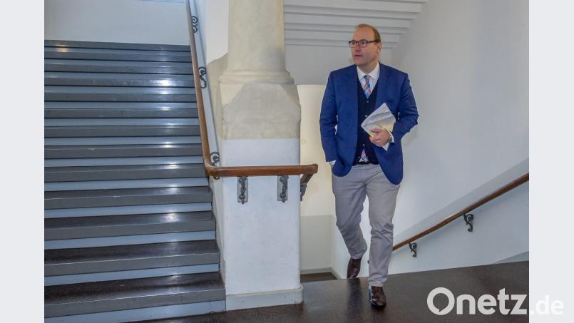 Christian Schlegl, CSU-Stadtrat von Regensburg, geht zu dem Verhandlungssaal im Landgericht. Bild: Armin Weigel/dpa