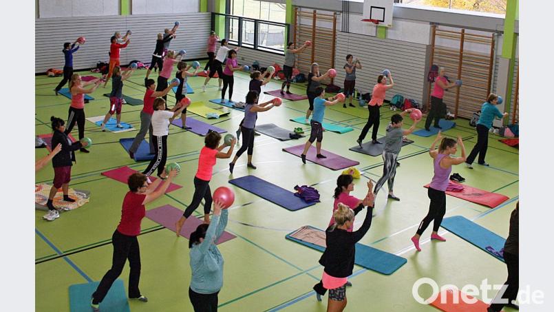 Gemeinsam macht Sport Spaß: Über 100 Teilnehmer aus der ganzen Oberpfalz nützen das Fortbildungsangebot des BLSV und des BTV am Samstag in Neustadt/WN. Bild: lst