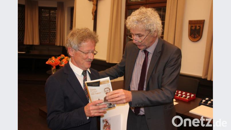 Mit der kommunalen Dankurkunde des Bayerischen Innnenministeriums wurde Benrhard Reis (links) von Landrat Wolfgang Lippert ausgezeichnet. Bild: kro
