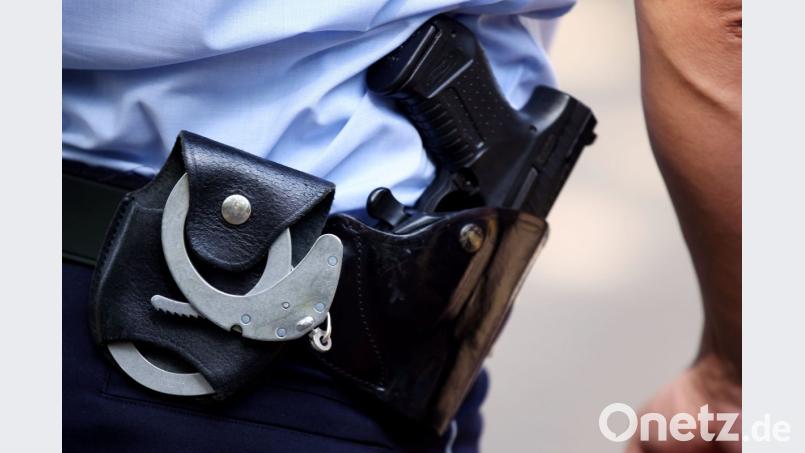 Ein Polizist mit Handschellen und Pistole am Gürtel. Foto: Oliver Berg/Archiv Bild: Oliver Berg
