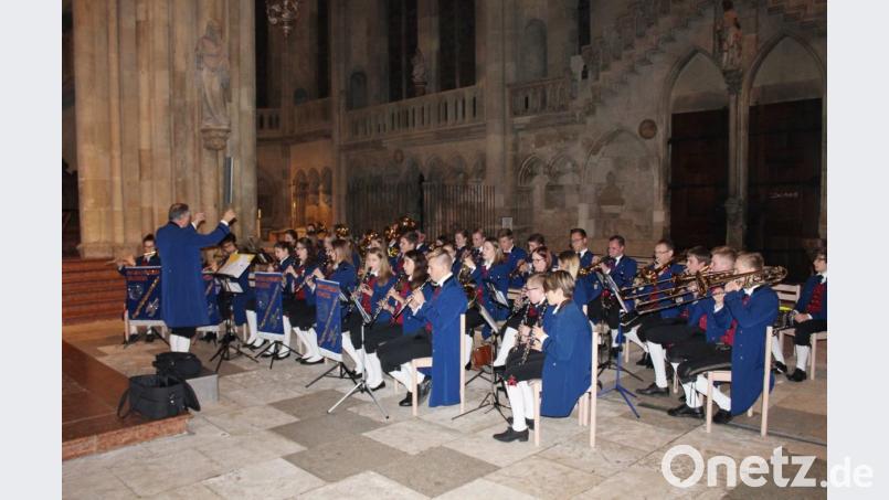Die Gedenkfeier im Regensburger Dom umrahmt das Jugendblasorchester des Musikvereins Vilseck unter Leitung von Hermann Hänsch. Bild: rha