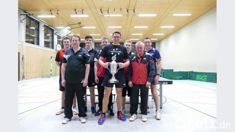 Spannende Spiele gab es bei den Tischtennis-Vereinsmeisterschaften zu sehen. Den Titel im Einzel sicherte sich abermals Michael Eckl (mit Pokal). Bild: ttv