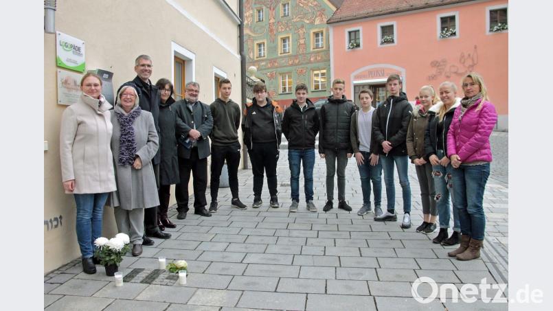 Die Sprecher der zehnten Klassen versammelten sich zu einem Gedenken an den „Stolpersteinen“ in der Nabburger Altstadt. Bild: exb