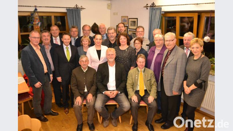 Der neugewählte Vorstand des Heimatrings mit den Ehrengästen. Bild: hcz