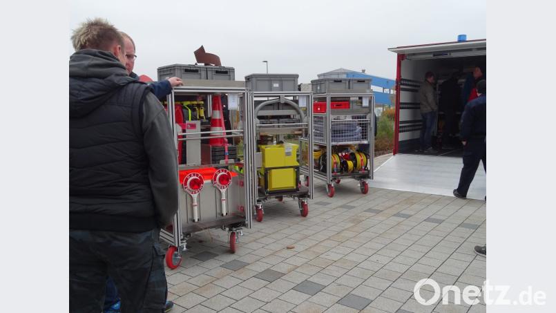 Der Container enthält auf fahrbahren Gitterbehältern vieles, was Einsatzkräfte bei Hochwasser brauchen. Bild: hou