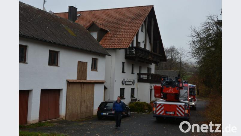 Was als Zimmerbrand in einem Landgasthof gemeldet worden war, entpuppte sich als starken Rauchentwicklung, die sich aber schnell auflöste. Die alarmierten Feuerwehren konnten bald wieder abrücken. Bild: jr