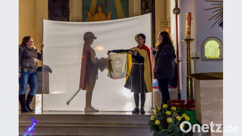 In einer stockfinsteren Kirche wirkt das Schattenspiel der Erzieherinnen der Kinderoase Sankt Emmeram sehr besinnlich. Bild: sml
