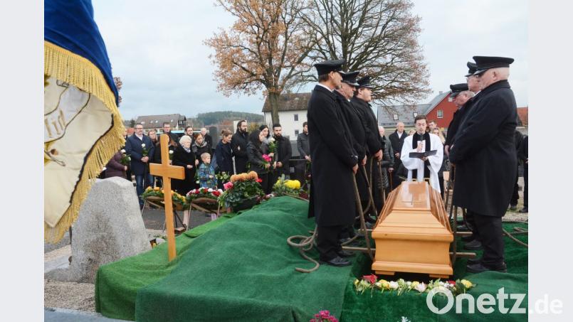 Pfarrer Stephan Rödl und andere Redner erinnerten am offenen Grab daran, dass Altbürgermeister Erwin Klemm in guter Erinnerung bleiben wird. Bild: Schönberger