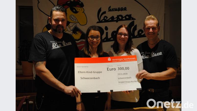 Zweiter Vorsitzender Sebastian Haslop (links) und Vorsitzender Michael Thumfart (rechts) übergeben eine Spende aus den Jahreseinnahmen an die Leiterinnen der Eltern-Kind-Gruppe. Bild: gag