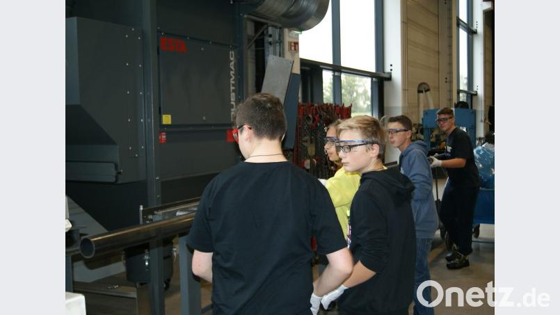 Die Schüler waren beim Bau der Sitzgruppe voll involviert. Bild: exb