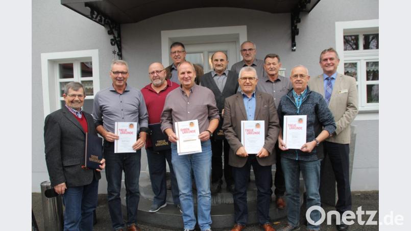 Diese Mitglieder des Bundeswehrverbandes sind für 25 bis zu 60 Jahren Mitgliedschaft mit Urkunden und Treuenadeln ausgezeichnet worden. Bild: frd