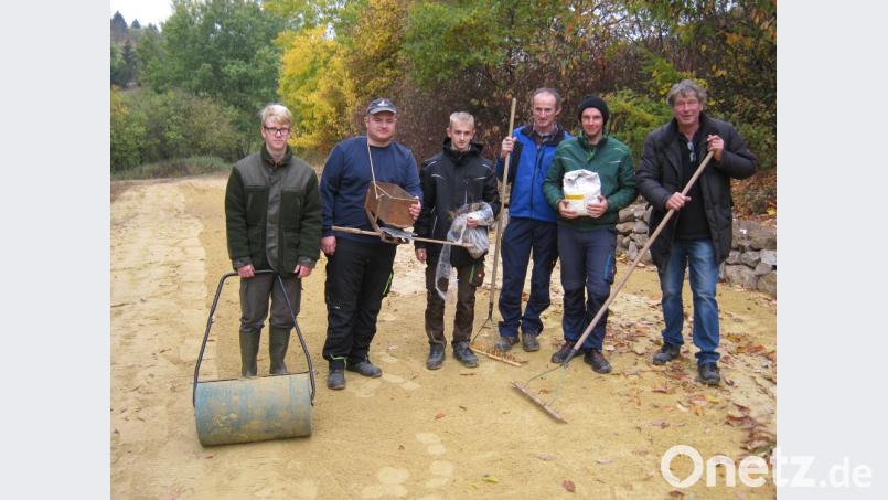 Unter Anleitung von Michael Günther vom Golfclub (rechts) säten Schülerinnen und Schüler des Berufsgrundschuljahres Fachrichtung Agrar mit ihrem Landwirtschaftsmeister Thomas Pronath (Dritter. von rechts) auf dem Golfplatz in Ödengrub bei Kemnath eine Blumenwiese an. Bild: Markus Kurz