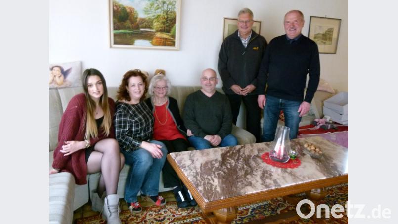 Enkeltochter Viktoria, Tochter Andrea (von links), Bürgermeister Peter Lehr, Seniorenbeauftragter Udo Müller und Sohn Matthias (von rechts) gratulieren Hannelore Helzel zum 80. Geburtstag. Bild: rn