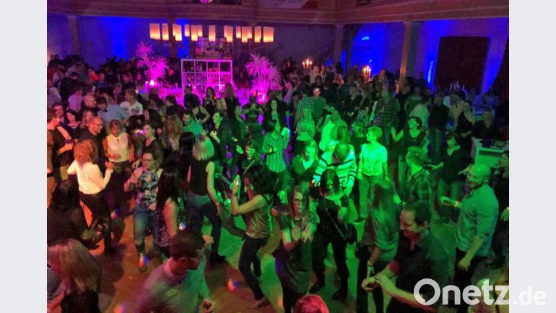 Da geht die Post ab: Bis in die frühen Morgenstunden feiern die Besucher bei „just friends – Die Party von Freunden für Freunde 4.0“ im Evangelischen Vereinshaus. Bild: lst