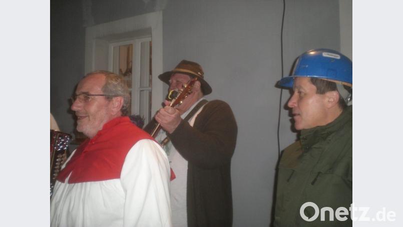 "Ministranten" und Arbeiter helfen beim Kirwaausgraben in der Freyung. Bild: exb