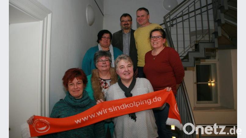 Martina Mark (vorne rechts) bekleidet für eine weitere Amtsperiode das Amt der Bezirksvorsitzenden. Bezirkspräses Martin Besold (oben links) zeigte sich darüber erleichtert und gratulierte Mark, ebenso den weiteren Gewählten. Bild: wro