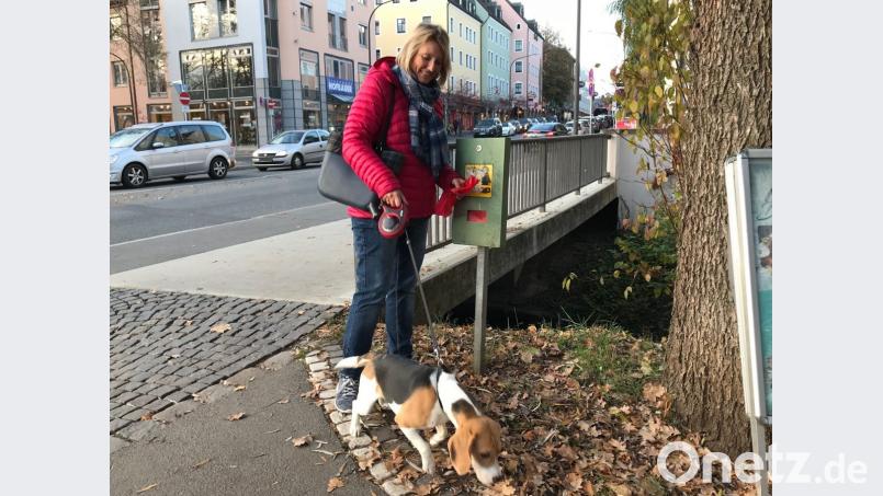 65 Standorte gibt es für Hundekot-Beutelspender. Hier greift gerade Stefanie Krapf danach. Bild: za