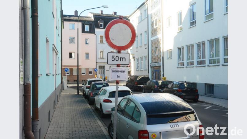 Schilder in der Asylstraße weisen auf die neue Verkehrsregelung hin. Noch spricht die Stadt von einer Gewöhnungsphase bei den Verkehrsteilnehmern. Bild: Gabi Schönberger