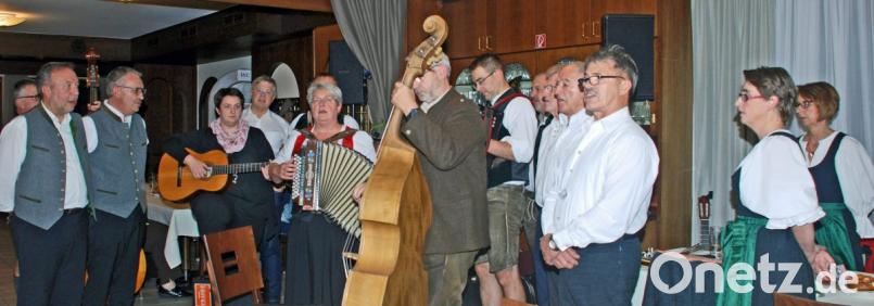 Mit dem Lied &quot;Wahre Freundschaft&quot; ließ man die OWV-Herbstsitzweil im Landgasthof Burkhard ausklingen. Bild: wee