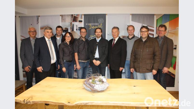 Zu einer Gesprächsrunde im Informationsraum kamen zusammen (von links): Bauunternehmer Wolfgang Töppel, MdB Karl Holmeier, Innungsobermeister Anton Zimmermann, Stephanie Danzl, Florian Danzl, Stadtrat Alexander Ried, MdL Joachim Hanisch, Bürgermeister Konrad Kiener (Wernberg-Köblitz), Kreishandwerksmeister Christian Glab und Bürgermeister Martin Prey (Niedermurach). Bild: lg