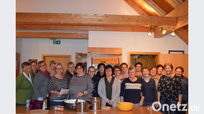 Allen haben die fettarmen Gerichte gut geschmeckt, die Alexandra Lukas (Mitte) mit den Mitgliedern des Frauenbundes zubereitet hat. Bild: bej